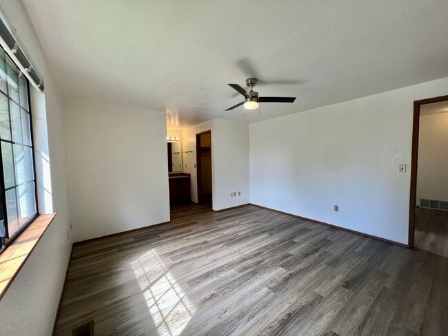 Building Photo - PENDING APPLICATION; New Paint & New Floor...