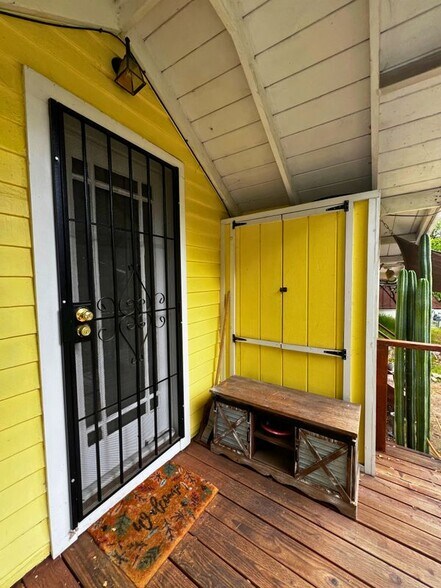 Building Photo - 586 Los Rocas Dr