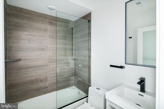 Building Photo - 2611 E Boston St