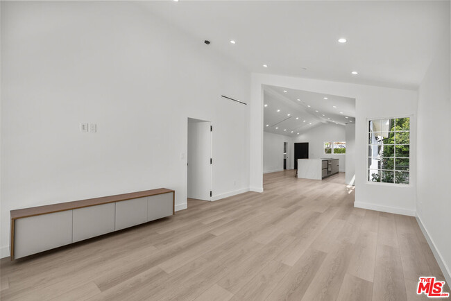 Building Photo - 847 Huntley Dr