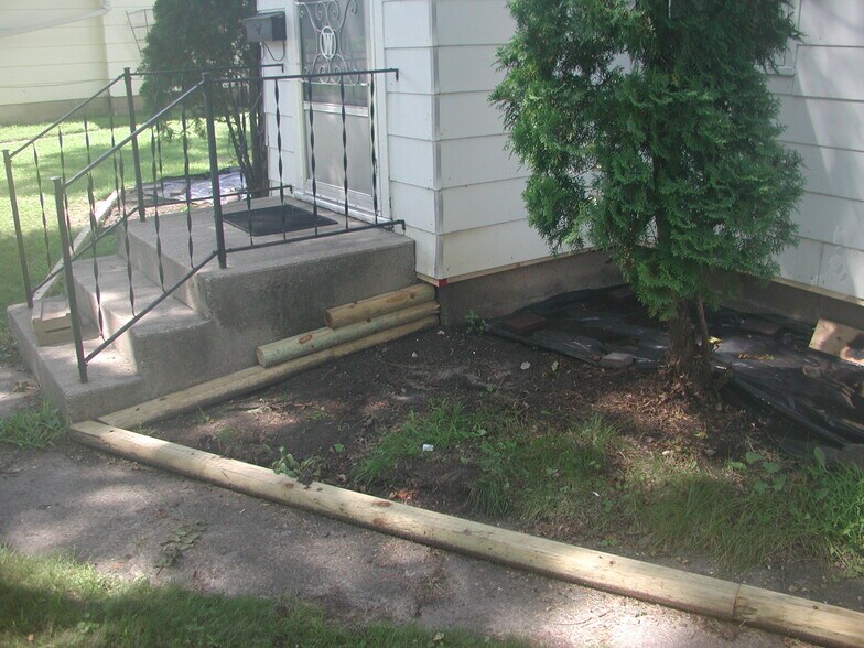 Building Photo - 241 E Ronning Ave