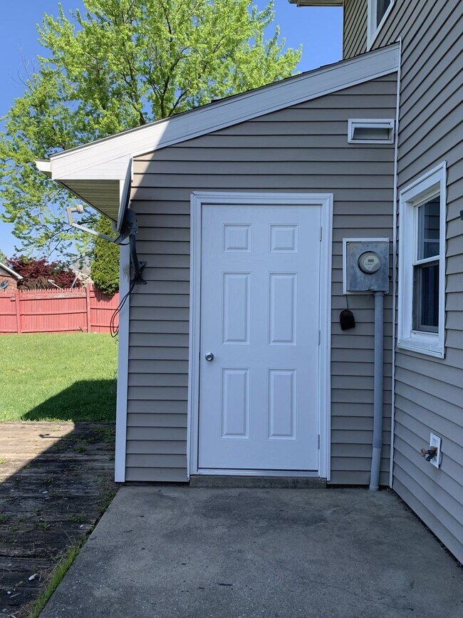 Building Photo - Newly renovated, affordable, 3 bed/1 bath ...