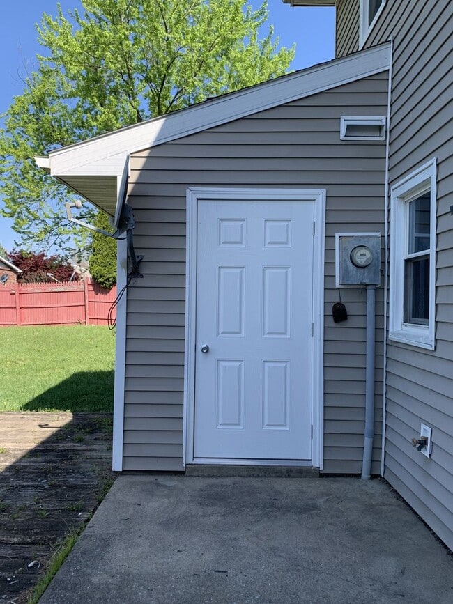 Building Photo - Newly renovated, affordable, 3 bed/1 bath end unit townhouse