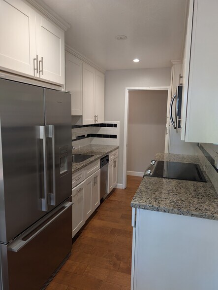 Building Photo - 280 Easy St