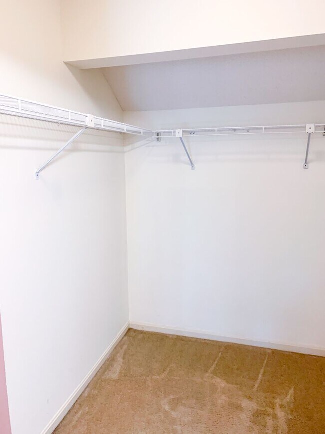 Building Photo - 3 Bedroom Condo Available for Aug. 1st