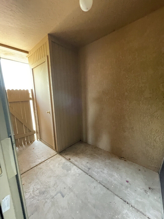 Building Photo - Well Maintained Condo in La Cresenta