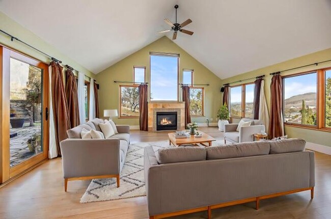 Building Photo - STUNNING 3000 sq ft HOME OFF HILLCREST RD
