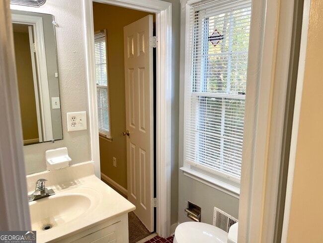 Building Photo - 3305 Spring Creek Dr SE