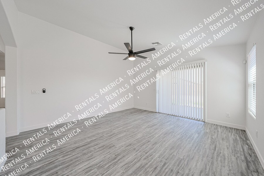 Building Photo - 4930 W Desert Dr