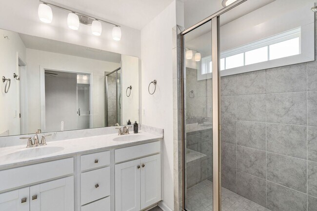 Building Photo - LIKE-NEW 3-LEVEL TOWNHOME IN FREDERICKSBURG