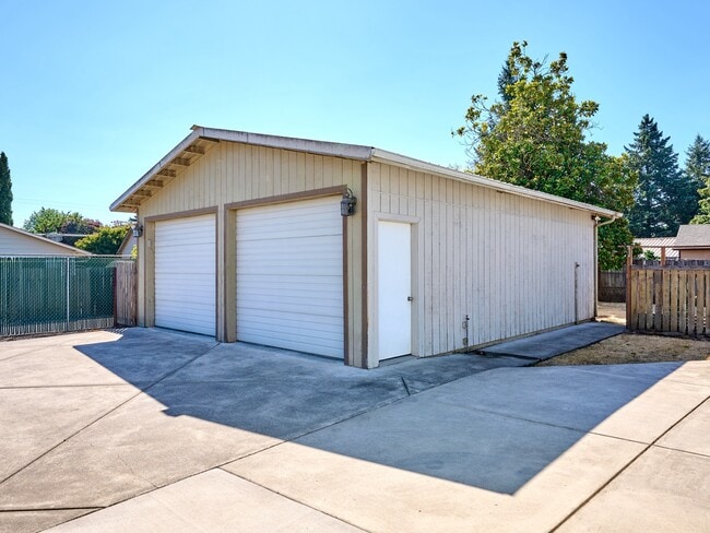 Building Photo - 1212 Alder Dr NE
