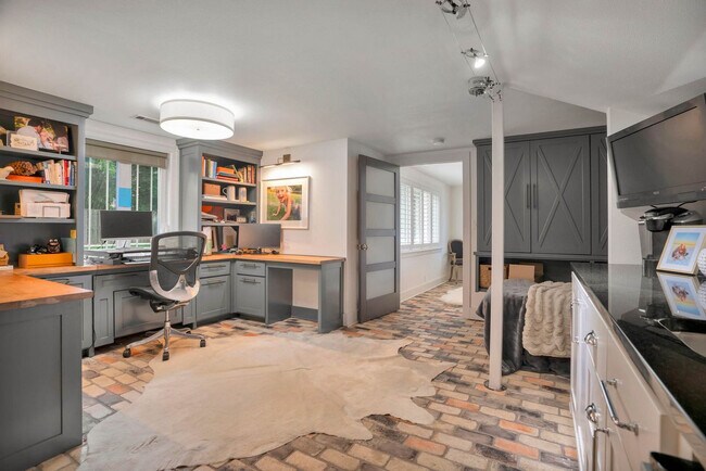 Building Photo - 802 N Park Ave