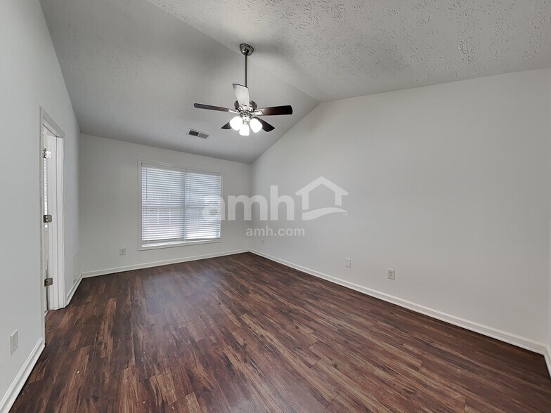 Building Photo - 558 The Blvd