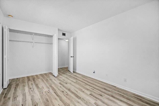 Building Photo - 723 Sunny Pine Way