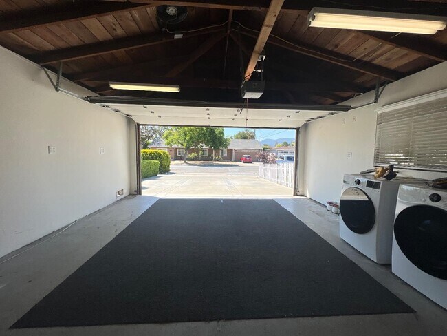 Building Photo - 3095 Calzar Dr