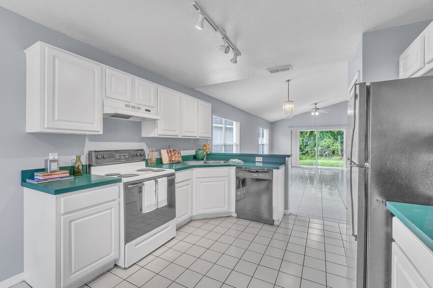 Building Photo - 4454 King Edward Dr