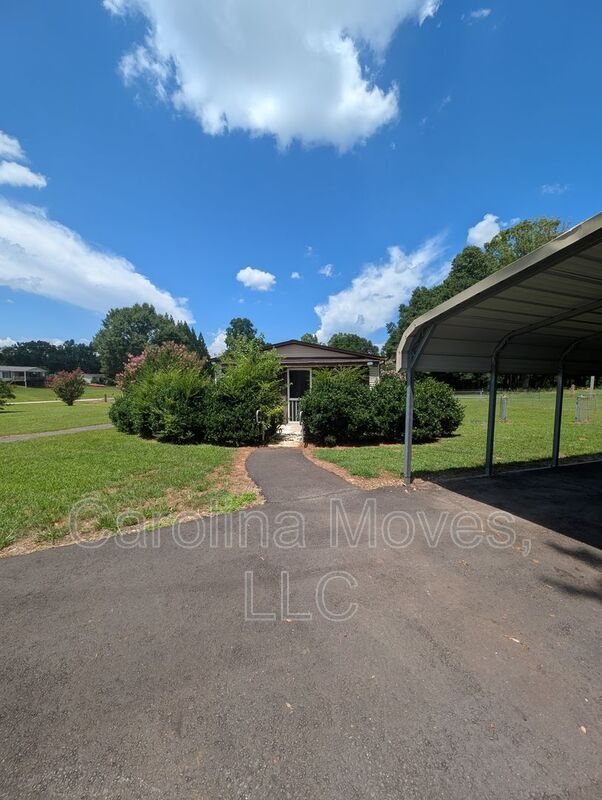 Building Photo - 220 Farrs Rd