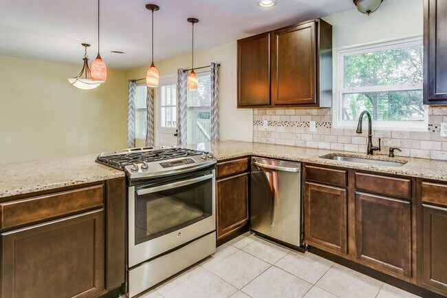 Building Photo - 4 bedroom home in Cordova Park