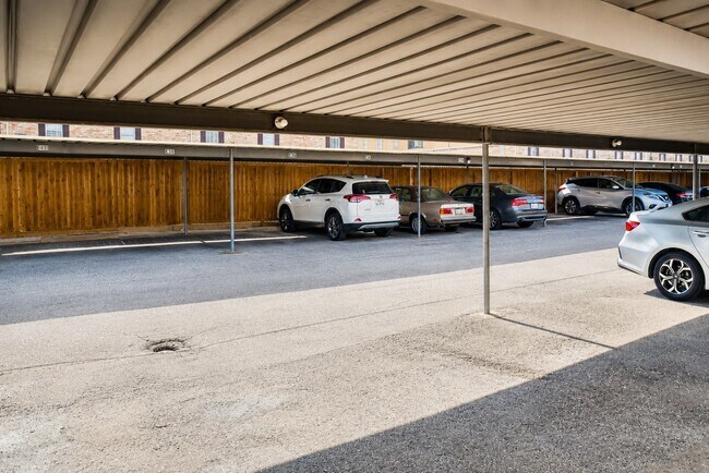 Building Photo - 2744 Briarhurst Dr