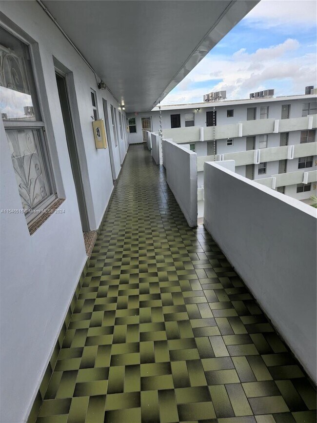 Building Photo - 1351 NE 191st St