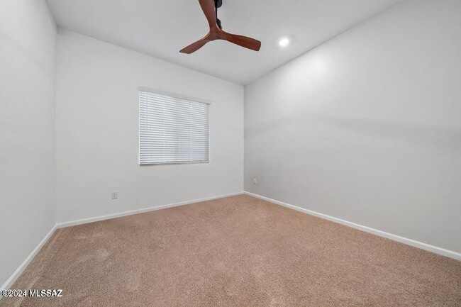 Building Photo - 10623 N Iron Peak Dr