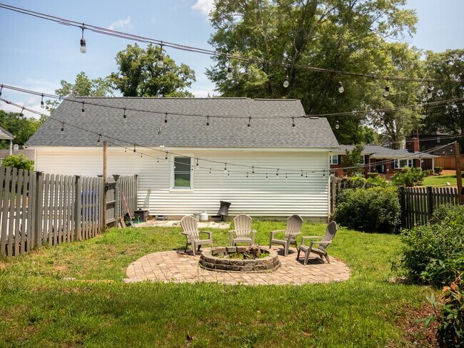 Building Photo - $400 Off first month rent.  Newly renovate...