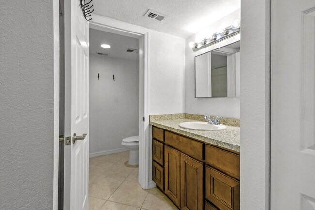 Building Photo - 1604 SE Green Acres Cir