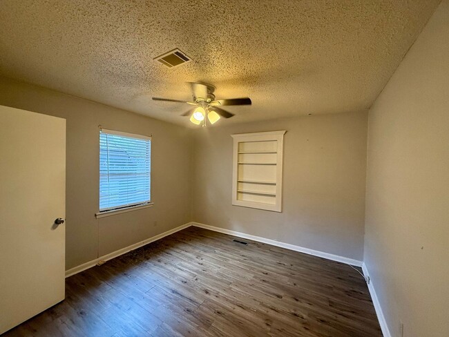 Building Photo - 5105 Lewis Ln