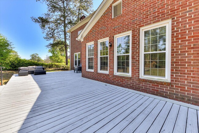 Building Photo - 211 Kestwick Dr W