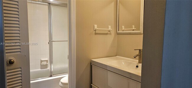 Building Photo - 9450 Poinciana Pl