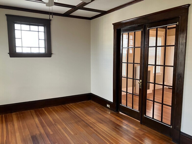 Building Photo - 43 Roslyn St