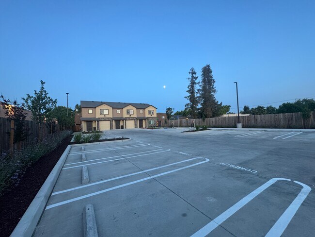 Building Photo - 900 N Olive Ave