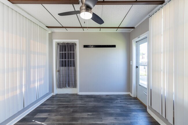 Building Photo - 4 bedrooms 1 bath