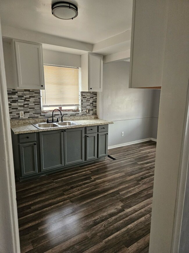 Building Photo - 2 Bedroom Duplex