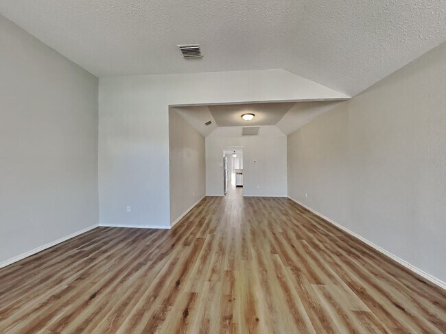 Building Photo - Charming 3BR Home for Rent in Hillside Heights, Dallas TX | Vaulted Ceilings | 2-Car Garage | Pet...