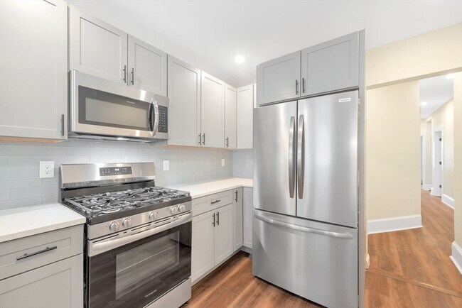 Building Photo - 107 School St