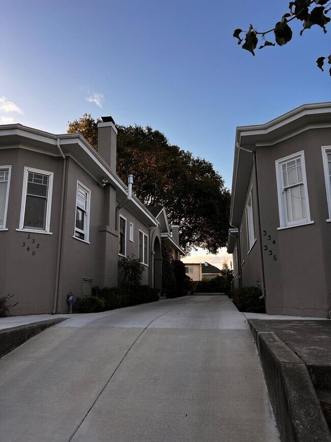 Building Photo - Welcome To Your New Home In The Heart Of O...