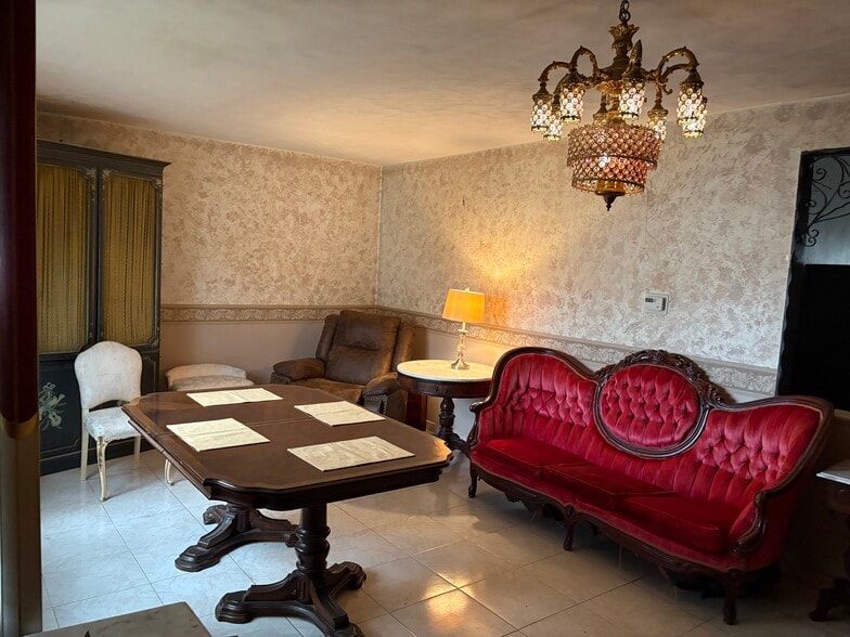 Living room - 752 E 88th St