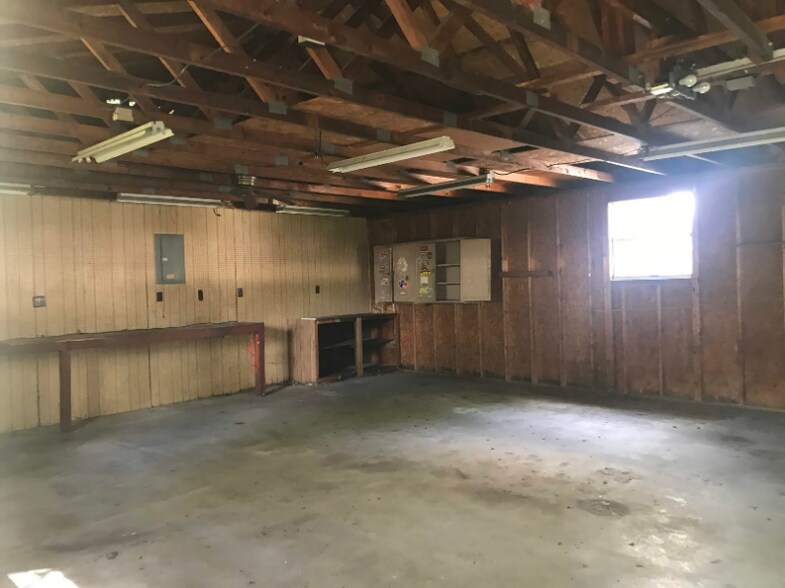 Building Photo - 1707 Woodside Dr