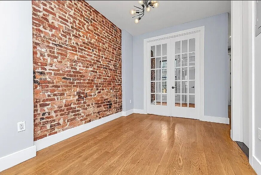 Building Photo - 540 Bainbridge St.