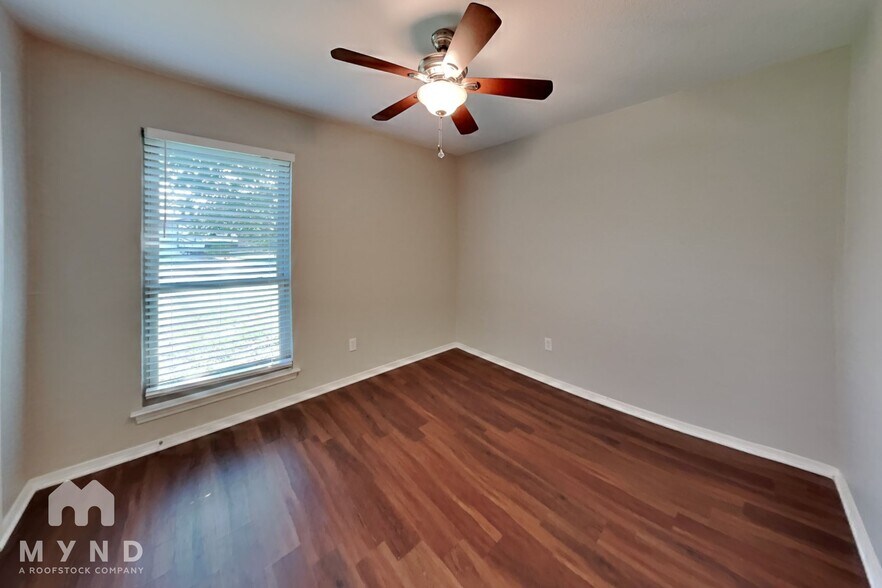 Building Photo - 461 NW Charlyne Dr