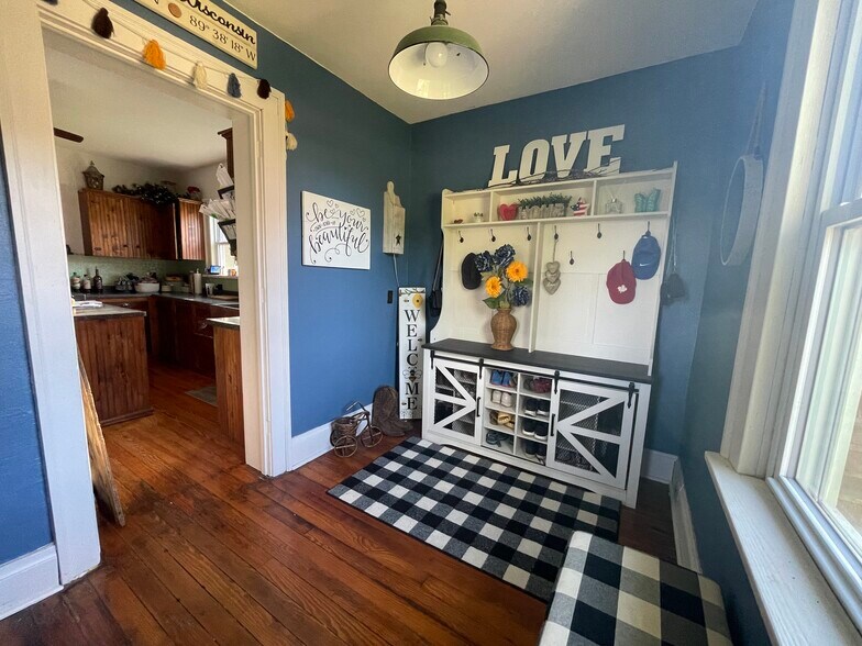Mudroom entrance leading to the kitchen. - W5198 Advance Rd