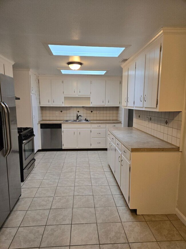 Building Photo - 4 Bedroom Single Family Home in Hampton