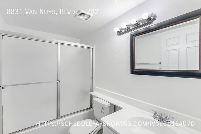 Building Photo - Beautiful updated spacious 1 Bed + 1 Bath ...