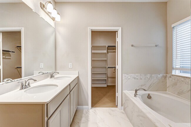 Building Photo - 2165 Woodland Pine Dr