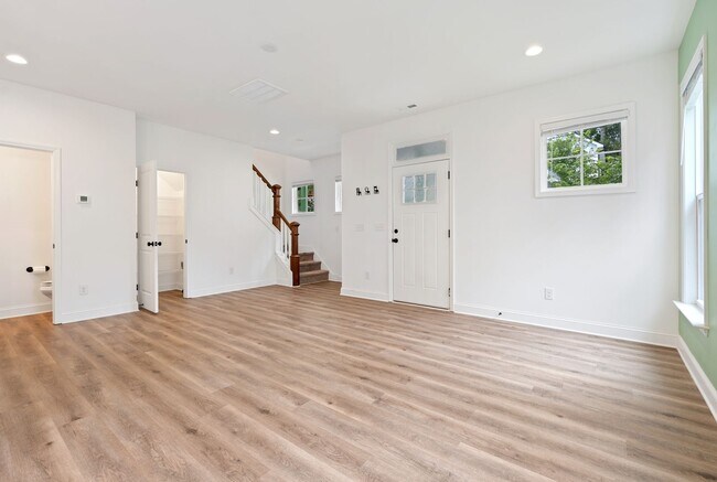 Building Photo - 3 Bed 2.5 Bath Modern Retreat - Internet I...