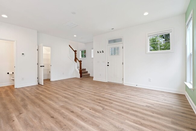 Building Photo - 3 Bed 2.5 Bath Modern Retreat-Available No...