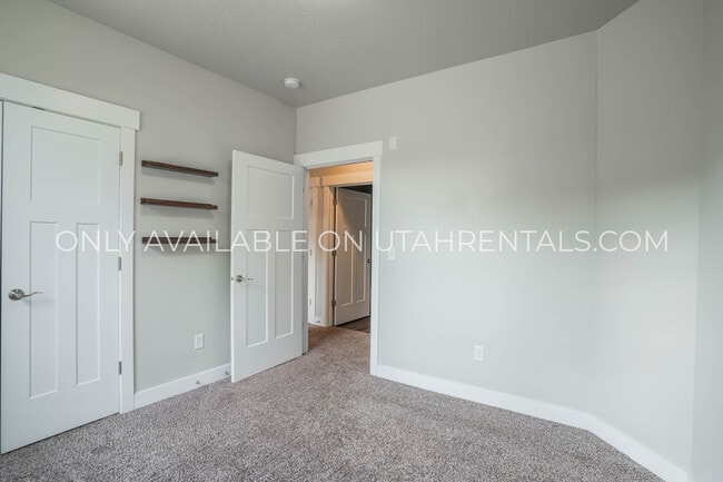 Building Photo - 71 W Silver Springs Dr