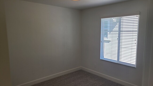 Building Photo - West Roseville, New Paint & Carpet 2 Story...
