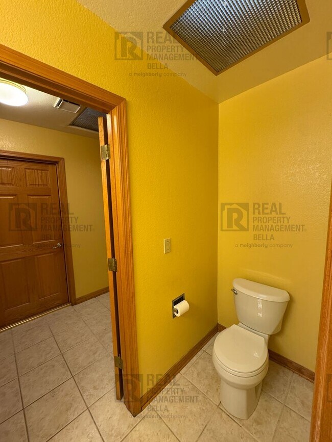 Building Photo - Waterfront Living in Canyon Lake!